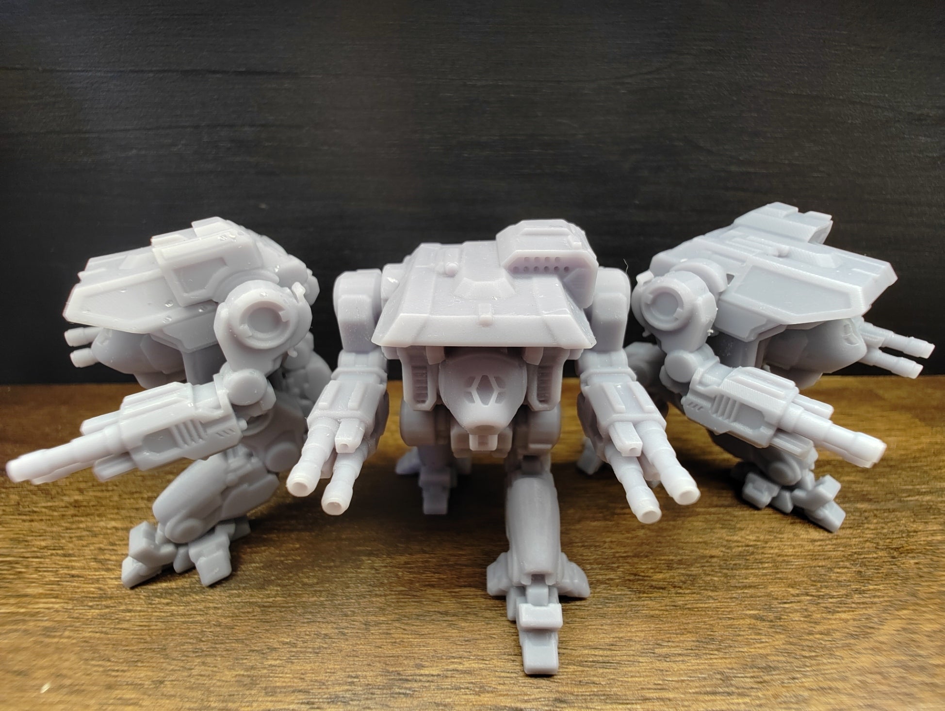 Unas figuras de Battletech impresas en resina. Apenas miden 4cm de alto.