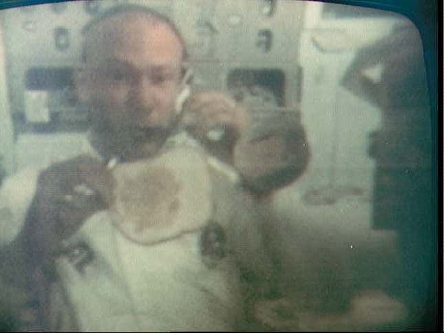 Buzz Aldrin preparando un sándwich a bordo del módulo lunar “Eagle” el 21 de julio de 1969.