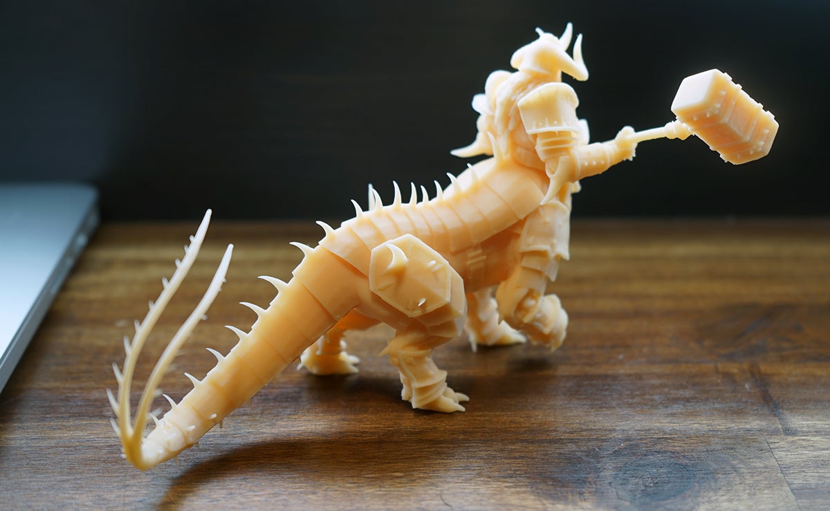 MacBook Pro de 13 para escala. La figura mide unos 15cm de largo.