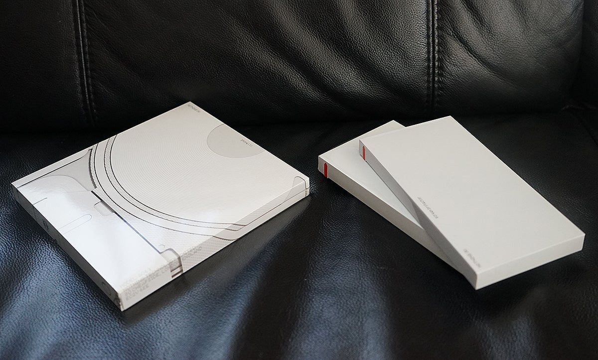 A la izquierda, la caja del Nothing Phone (1). A la derecha, las cajas de las fundas. Minimalismo desbocado.