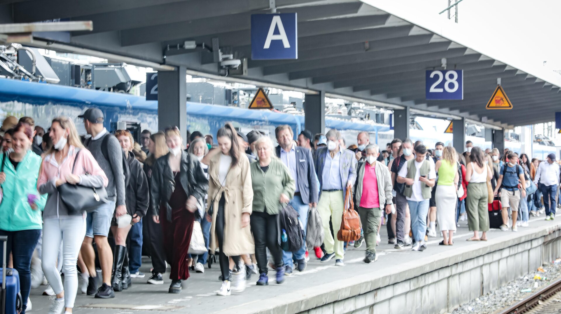 Personas esperando en un andén de tren en la estación berlinesa de Hauptbahnhof