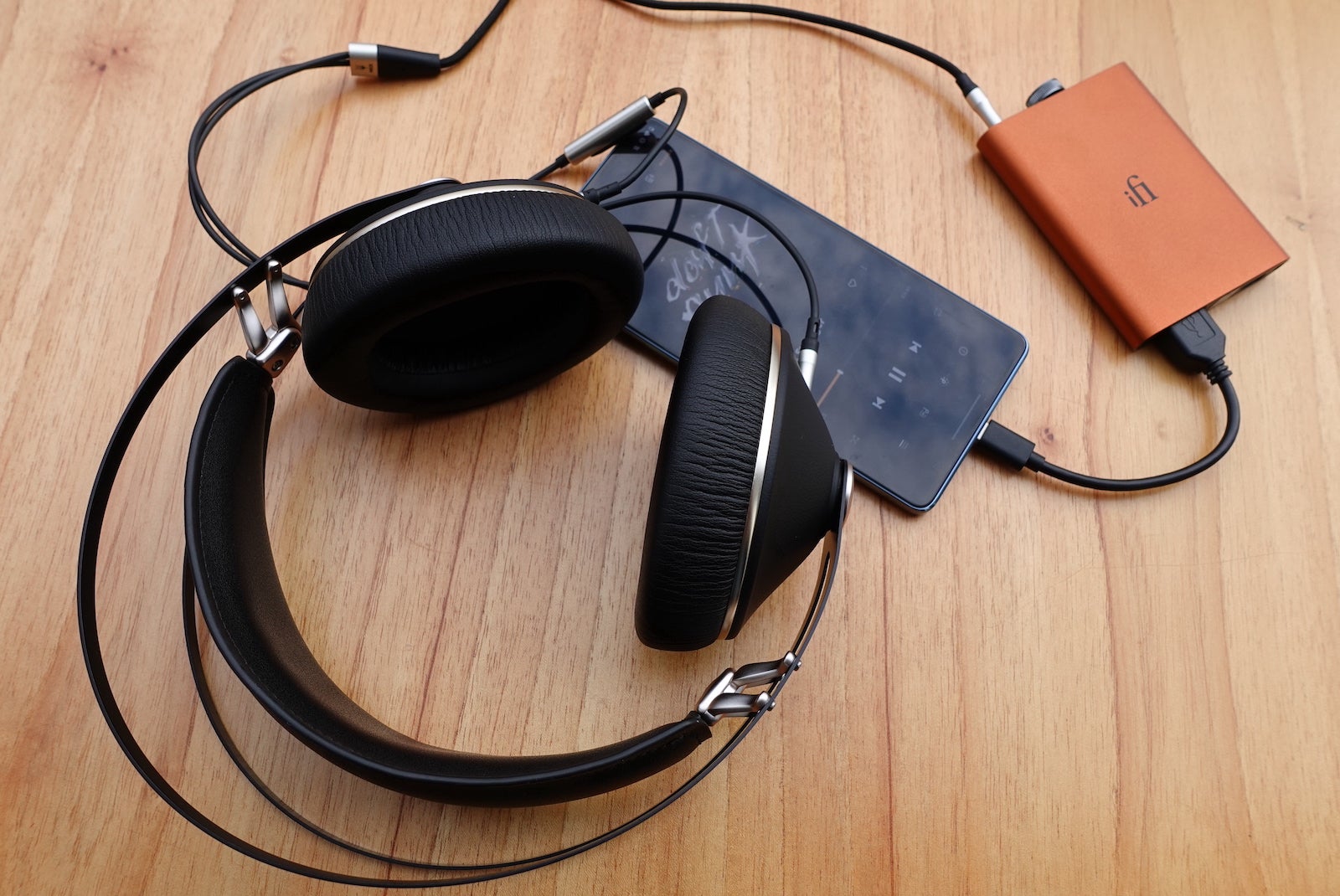 Aunque los 99 Neo se pueden usar sin necesidad de un DAC/Amp, siempre suma utilizar un mejor DAC que el interno de nuestros teléfonos, tablets o computadoras, y algo de amplificación extra. En mis pruebas combiné los 99 Neo con varios DAC/Amps, incluyendo el iFi hip-dac 2 que se ve en esta imagen.