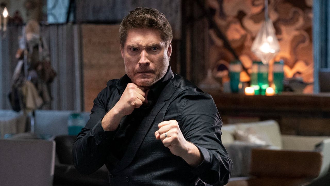Mike Barnes en Cobra Kai.