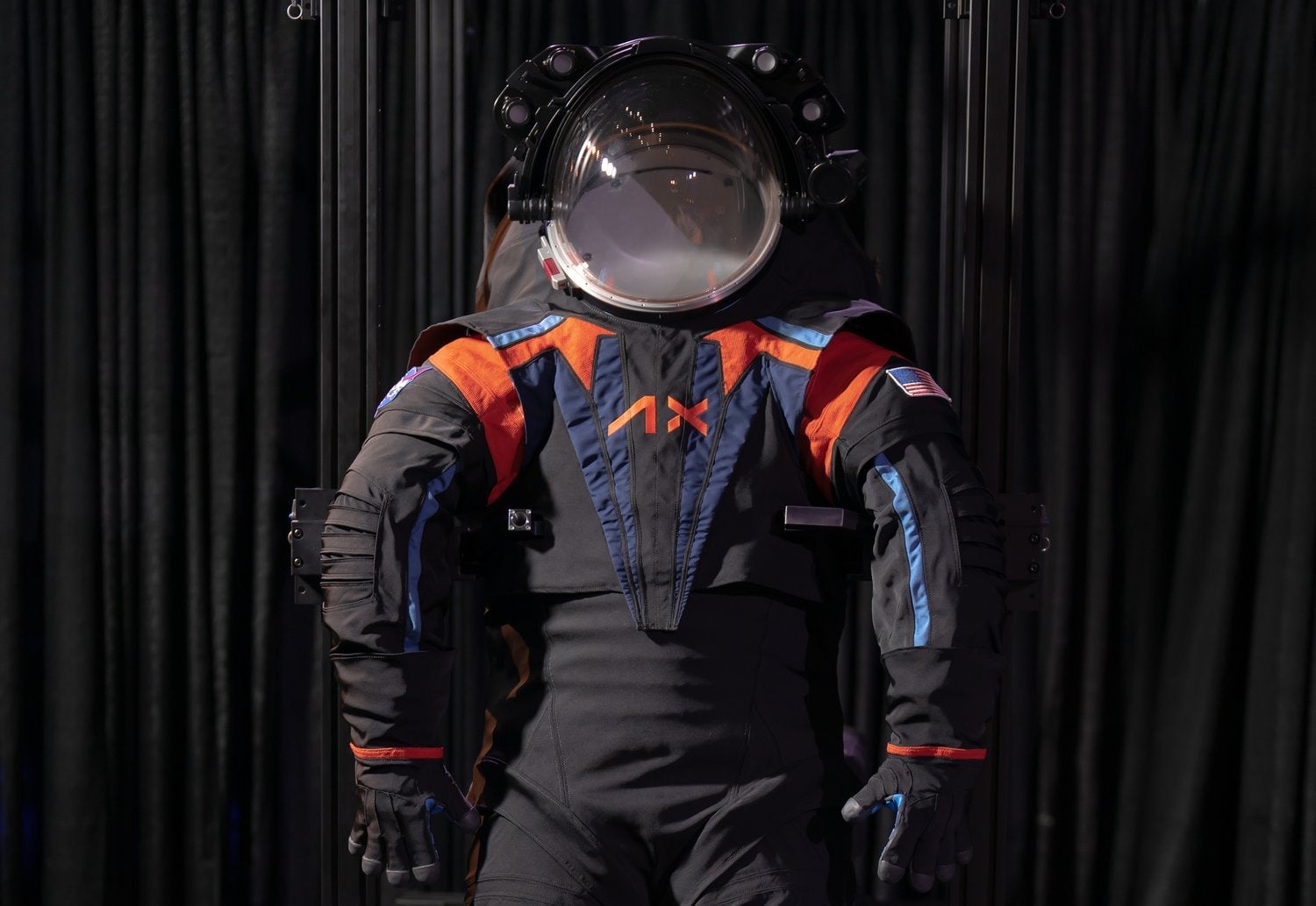 El traje espacial Axiom Space para Artemis. 