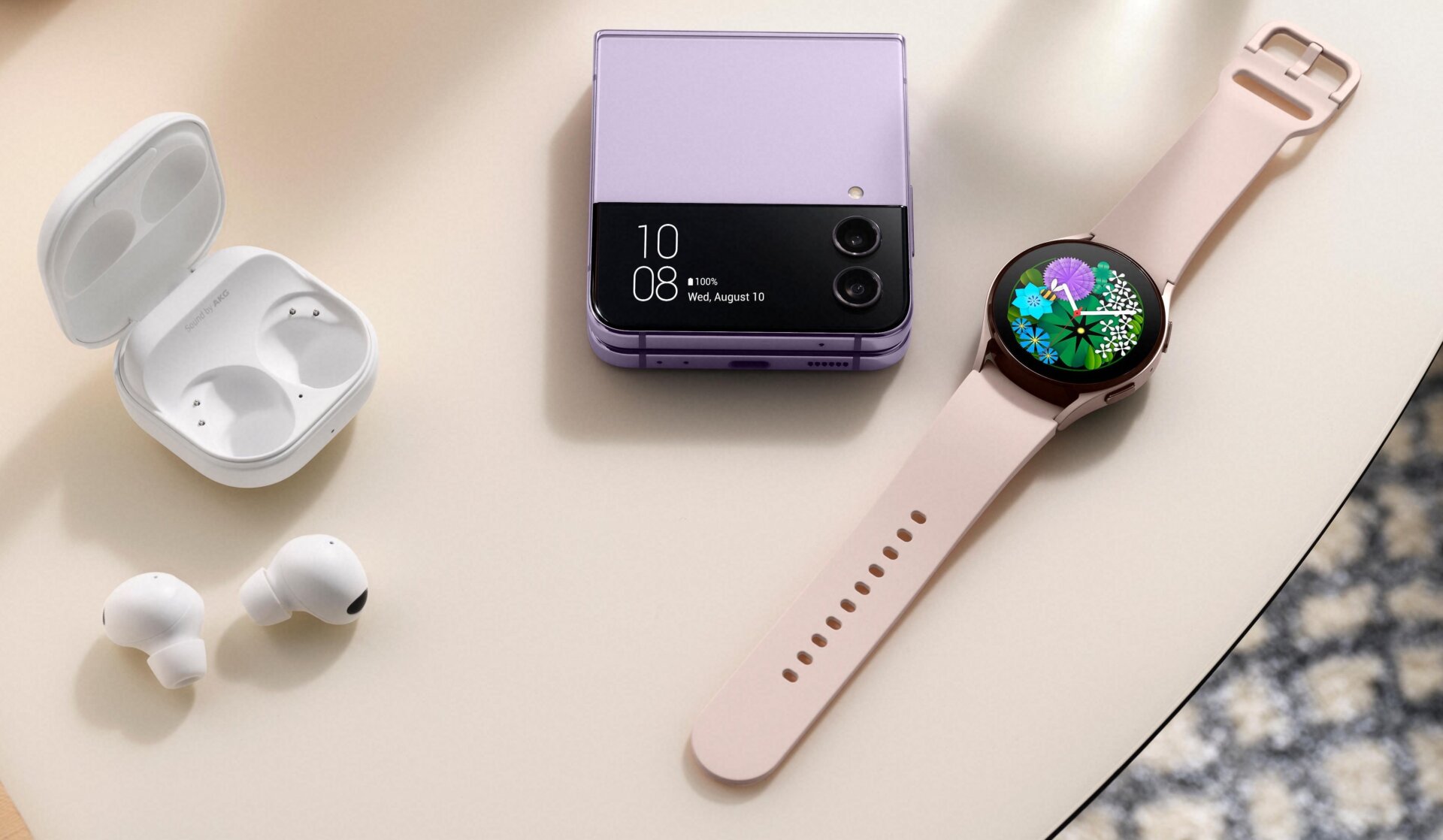 De izquierda a derecha: Galaxy Buds 2 Pro, Galaxy Z Flip 4 y Galaxy Watch 5.