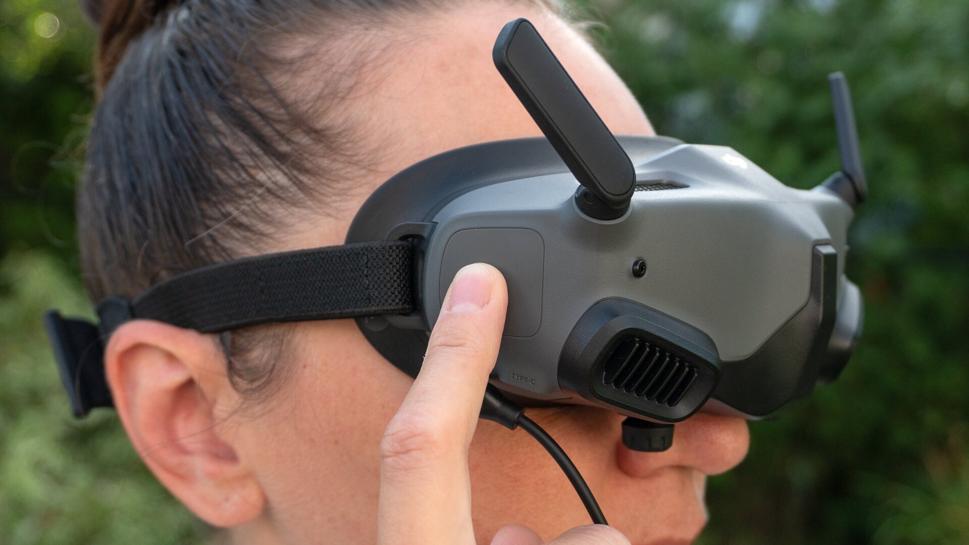 Ya no existen botones en las DJI Goggles 2 y se reemplazan por un panel táctil operado con el dedo que es muy intuitivo de usar.