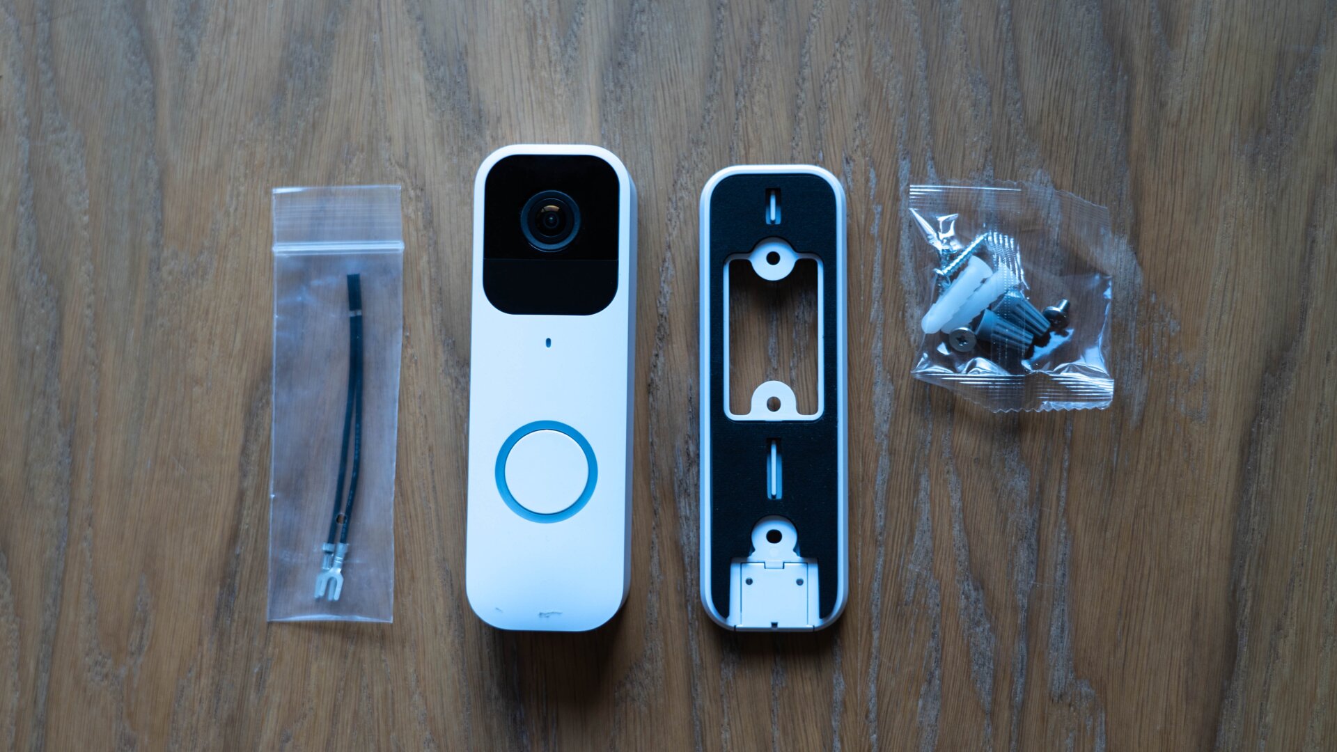 El Blink Video Doorbell se coloca sobre el marco de plástico de la derecha, que tendrás que anclar a la pared. 