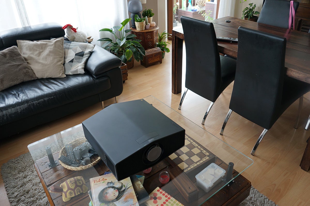 Mesa de centro de un metro de lado for scale. El XW5000 no es un proyector de viaje precisamente.