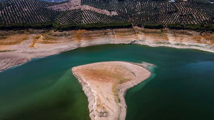 El bajo nivel de agua de la reserva de agua de Iznájar.