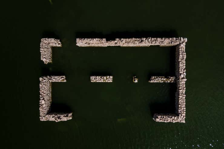 Una de las ruinas que han quedado al descubierto en Iznájar.