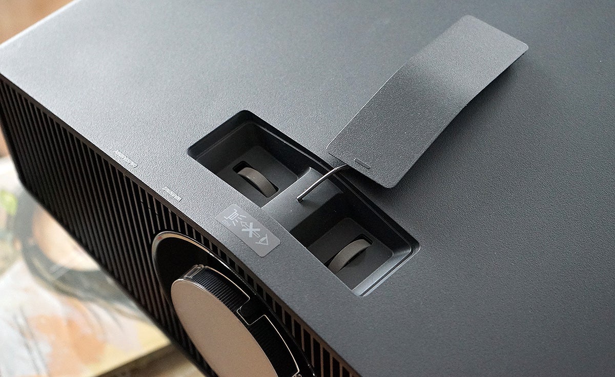 Las ruedas de ajuste de imagen están ocultas bajo un compartimento que se ajusta fácilmente mediante un imán.