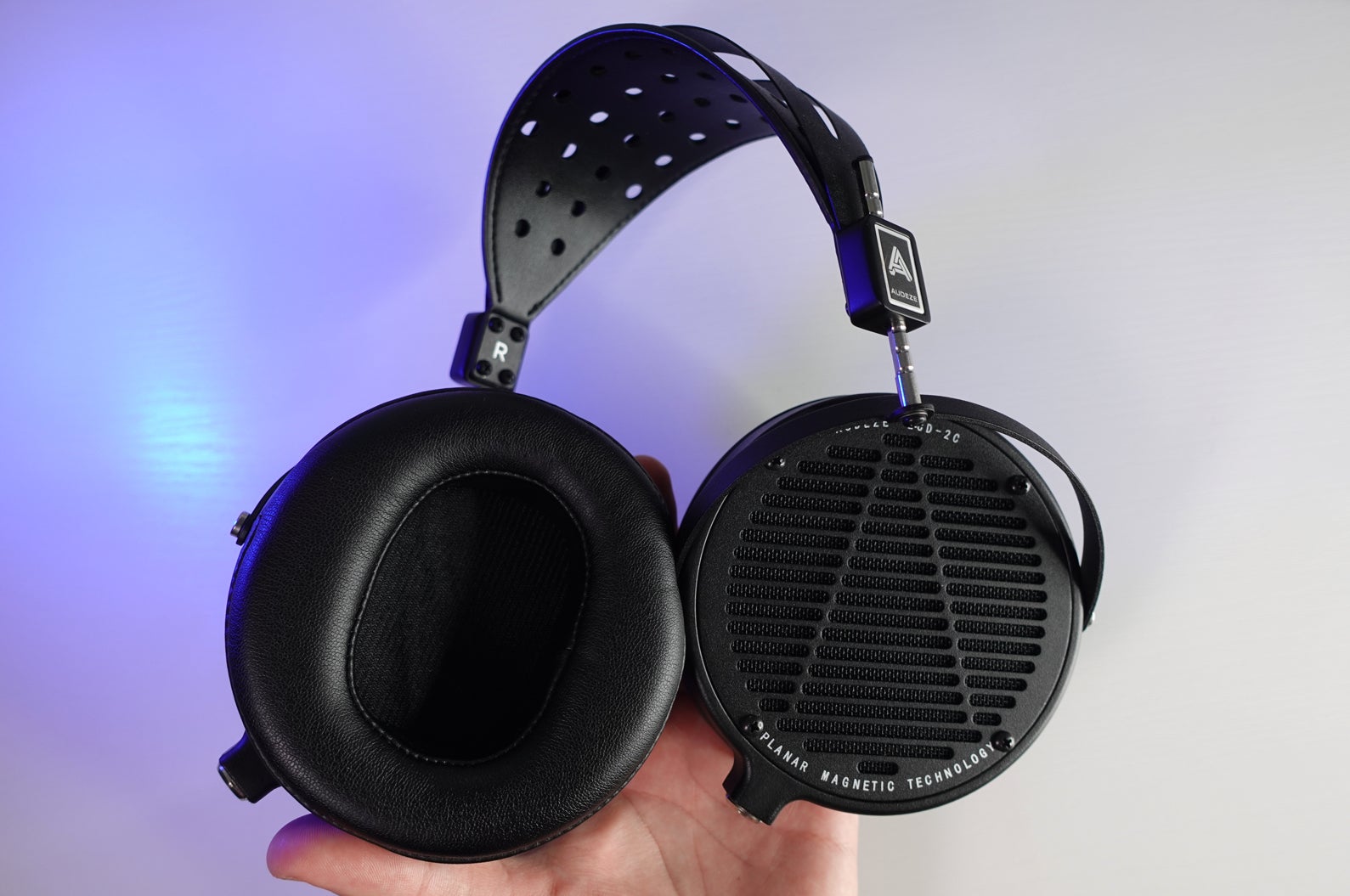 Los auriculares magnéticos planares suelen tener un tamaño considerable, y en el caso de los LCD-2 esto le permite ofrecer un espacio abundante para las orejas.