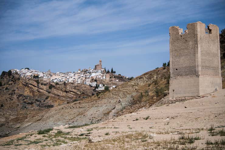 El pueblo de Iznájar y la antigua torre eléctrica sumergida que se encontraba en la orilla del embalse.