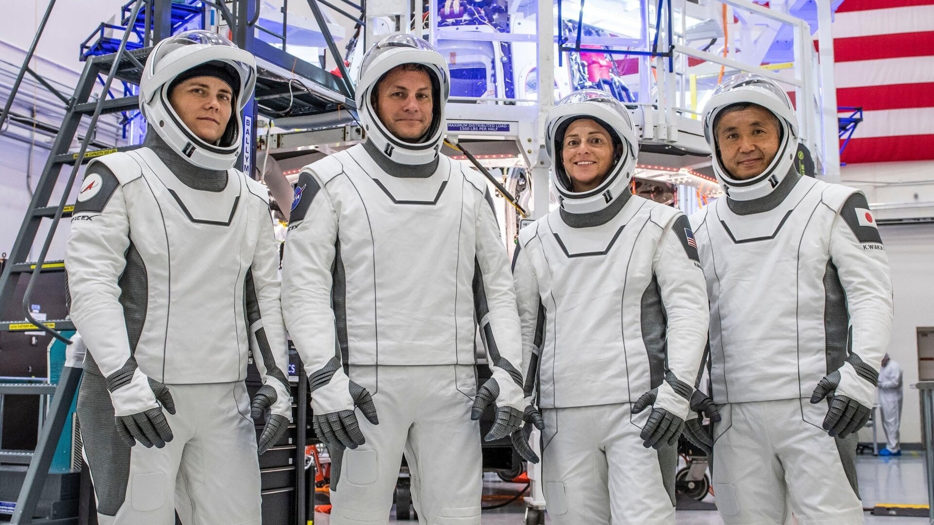 Los cuatro miembros de la misión Crew-5 con sus trajes de vuelo, en los cuarteles de SpaceX en Hawthorne, California.