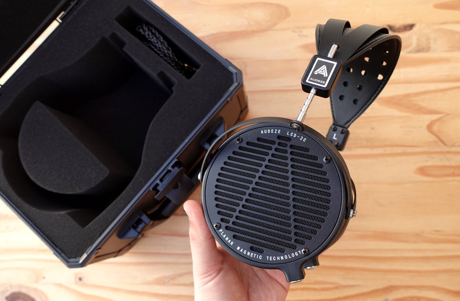 Los auriculares incluyen este estuche protector para guardarlos y para transportarlos.