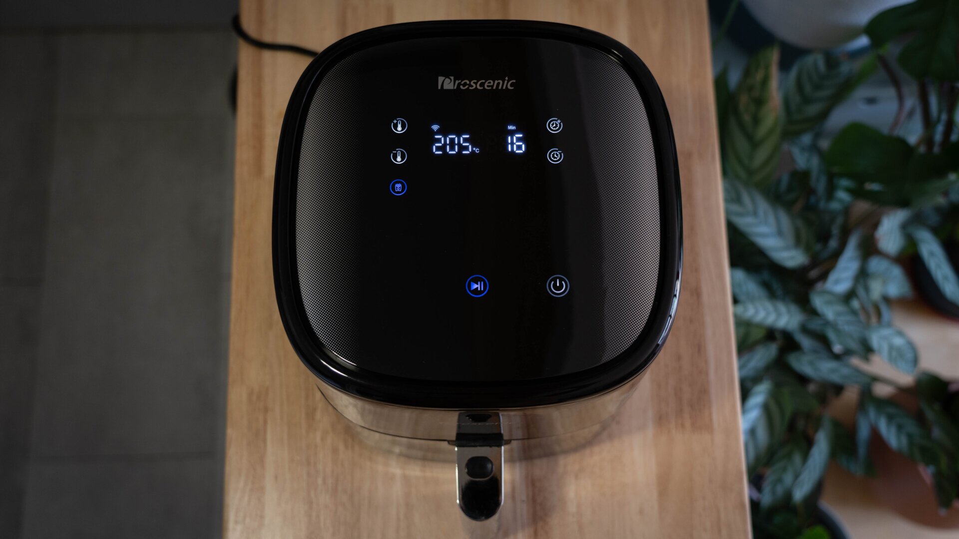 La freidora puede alcanzar una temperatura máxima de 205 grados