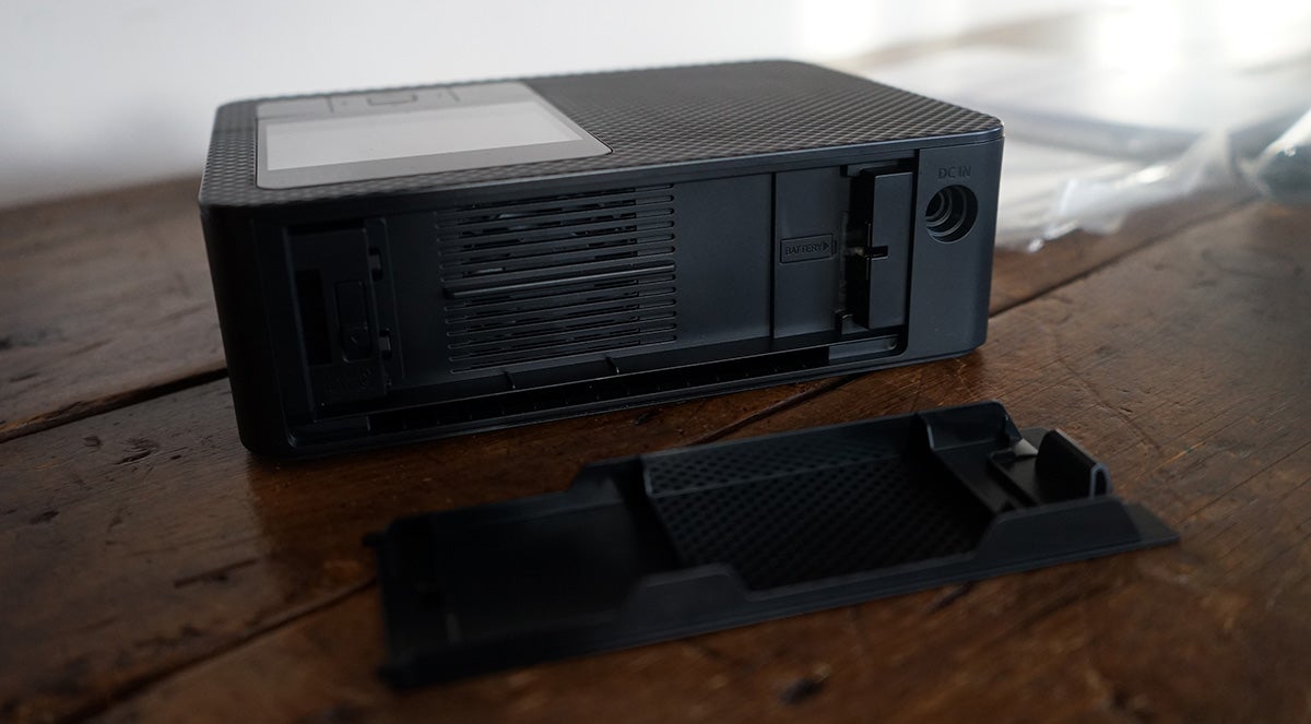 La parte trasera esconde un compartimento para batería (no incluida) en caso de que quieras llevar la impresora de paseo (como para un evento o stand al aire libre). La batería tiene energía para 72 fotos pero es cara (209 euros).