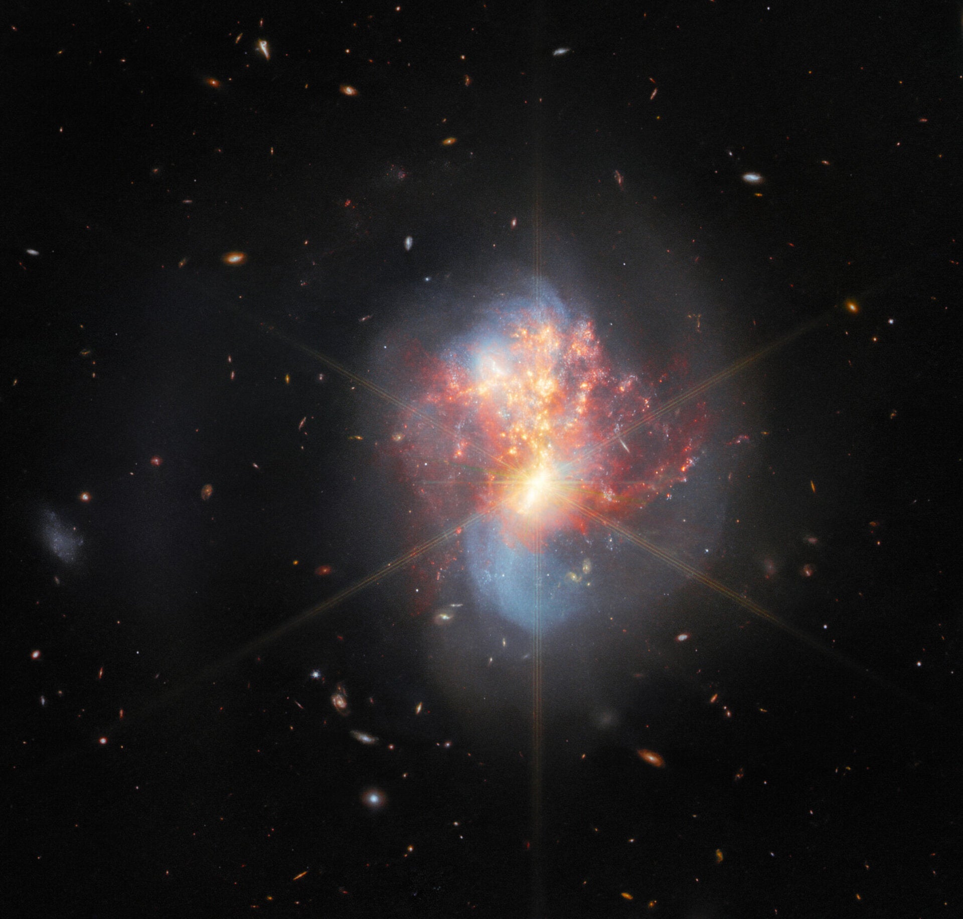 La imagen del Webb (en el espectro de luz infrarroja media y cercana) atraviesa el polvo y revela más detalles