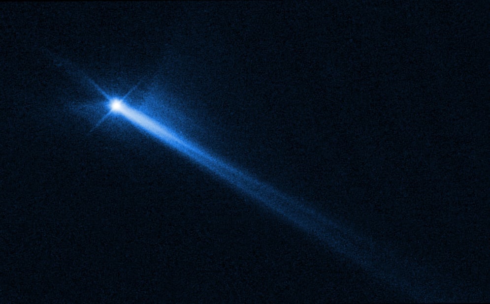 Una imagen del Telescopio Espacial Hubble que muestra el sistema binario de asteroides poco después del impacto del 26 de septiembre. La prueba desencadenó la formación de una cola similar a la de un cometa compuesta de polvo.