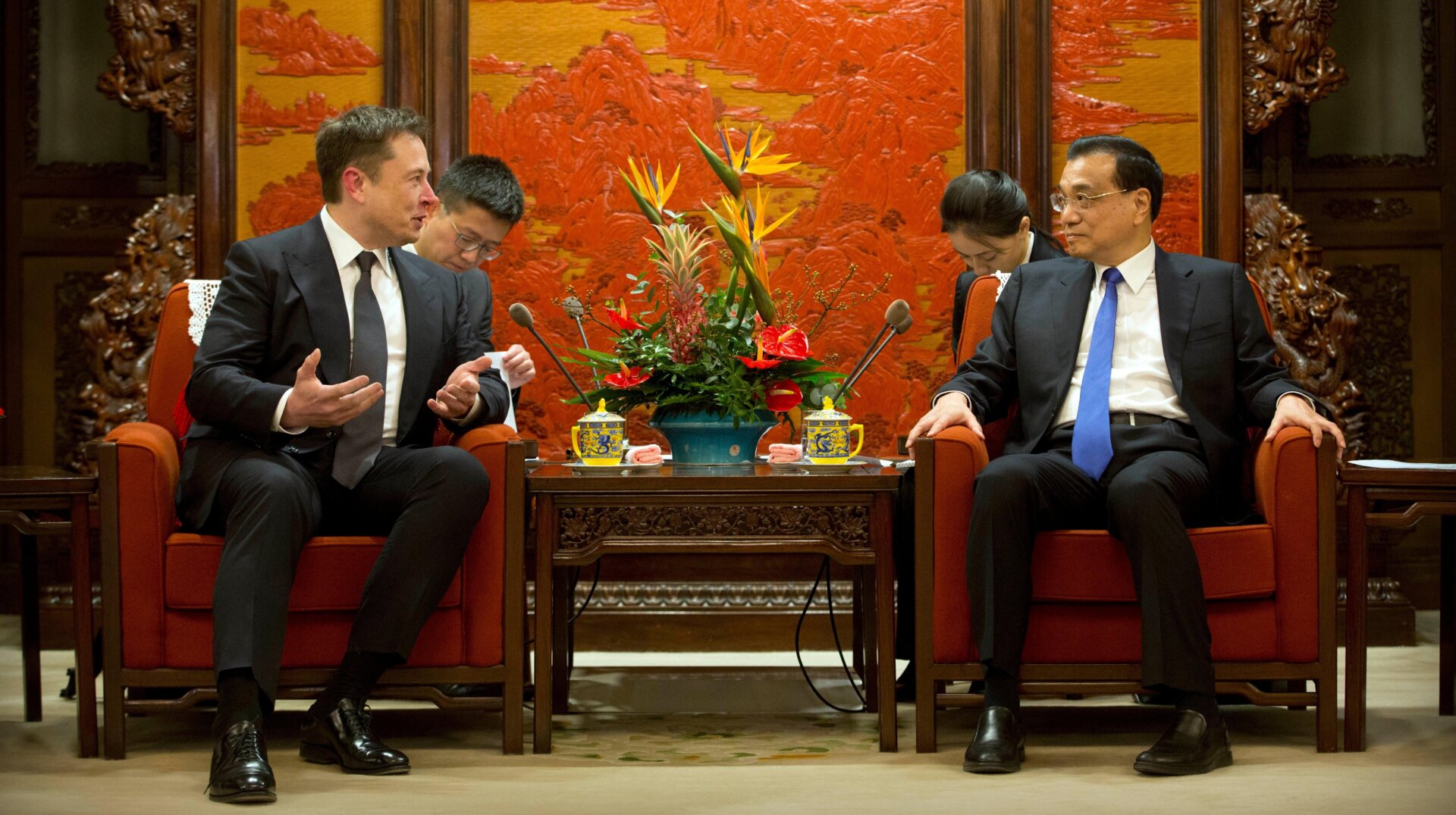 Elon Musk habla con el primer ministro chino Li Keqiang en el complejo de liderazgo de Zhongnanhai el 9 de enero de 2018 en Beijing, China.