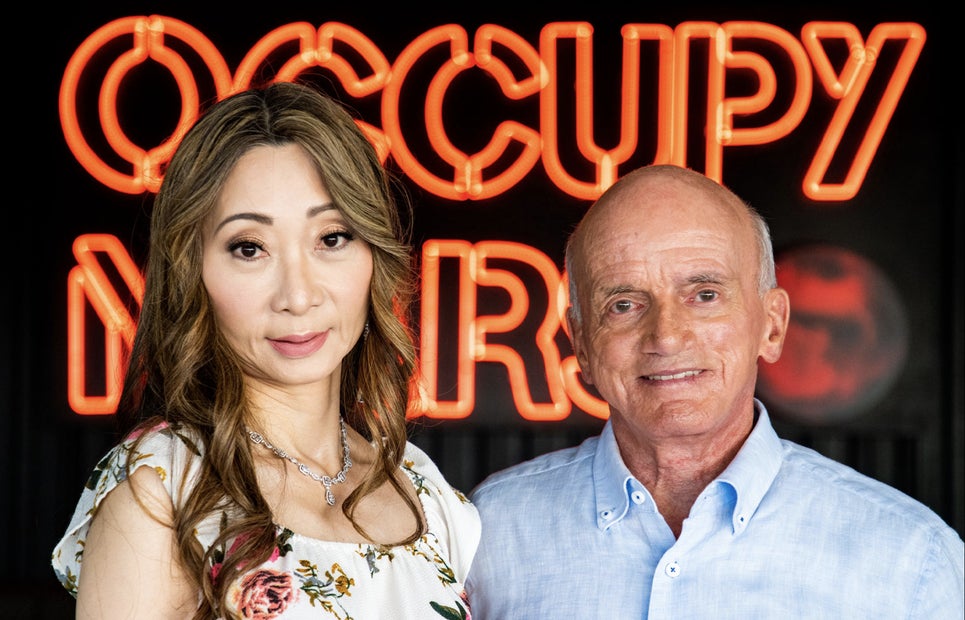 Akiko y Dennis Tito.