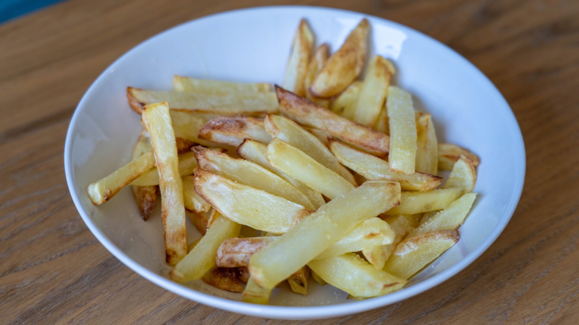 El sabor de las patatas pierde un poco en la Air Fryer, pero al menos te sentirás mucho menos culpable al comerlas sin aceite de por medio.