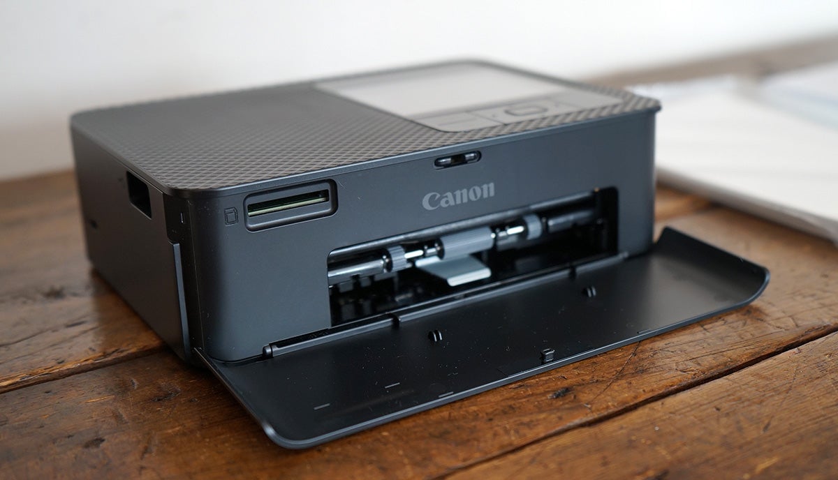 La ranura para tarjetas SD está en el frontal. El puerto USB-C en el lateral izquierdo.