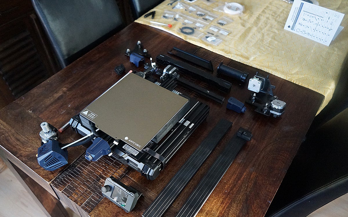 Al fondo, los tornillos y piezas pequeñas. Todas las bolsitas están numeradas y tanto en las instrucciones como en el vídeo te indican la numeración. Más fácil imposible.