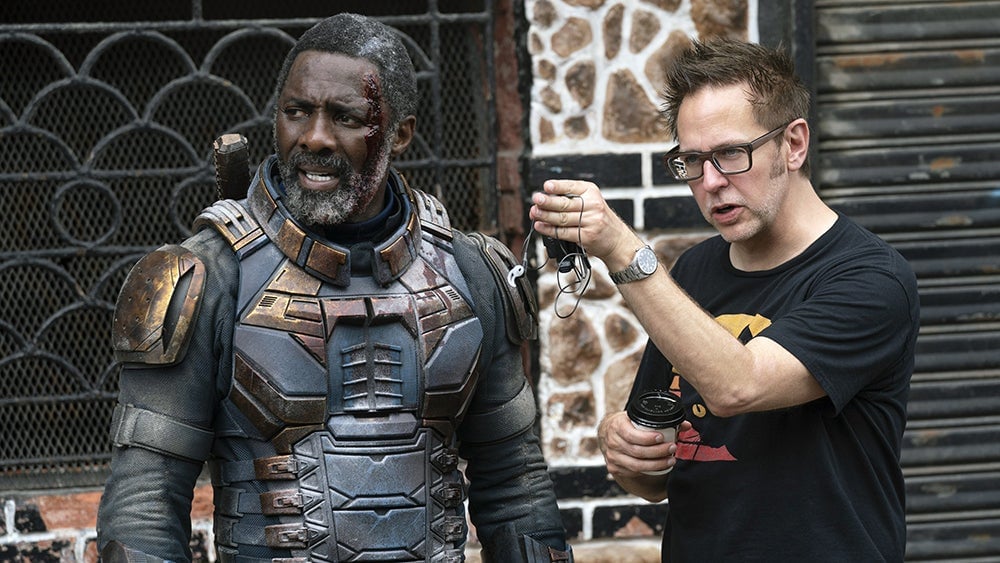 James Gunn dirigiendo a Idris Elba durante el rodaje de The Suicide Squad.