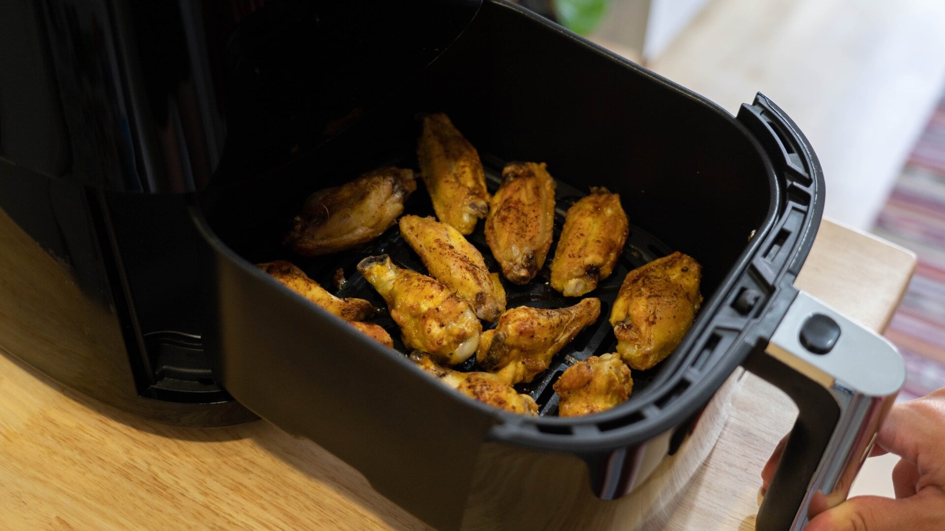 En esa bandeja hay medio kilo de alitas.