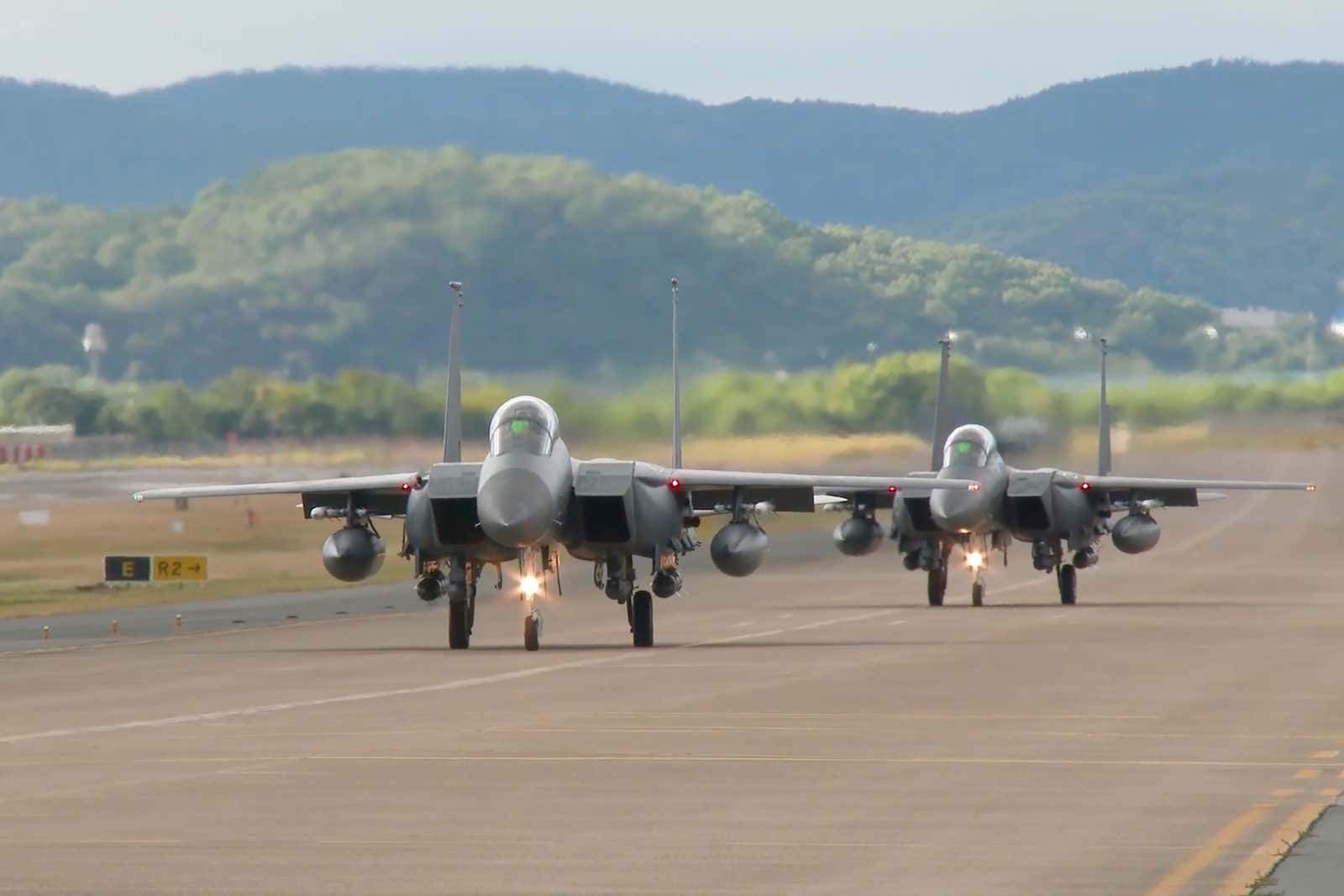 En esta imagen tomada de un video, los aviones de combate F15K de la Fuerza Aérea de Corea del Sur se preparan para despegar el martes 4 de octubre de 2022 en un lugar no revelado de Corea del Sur