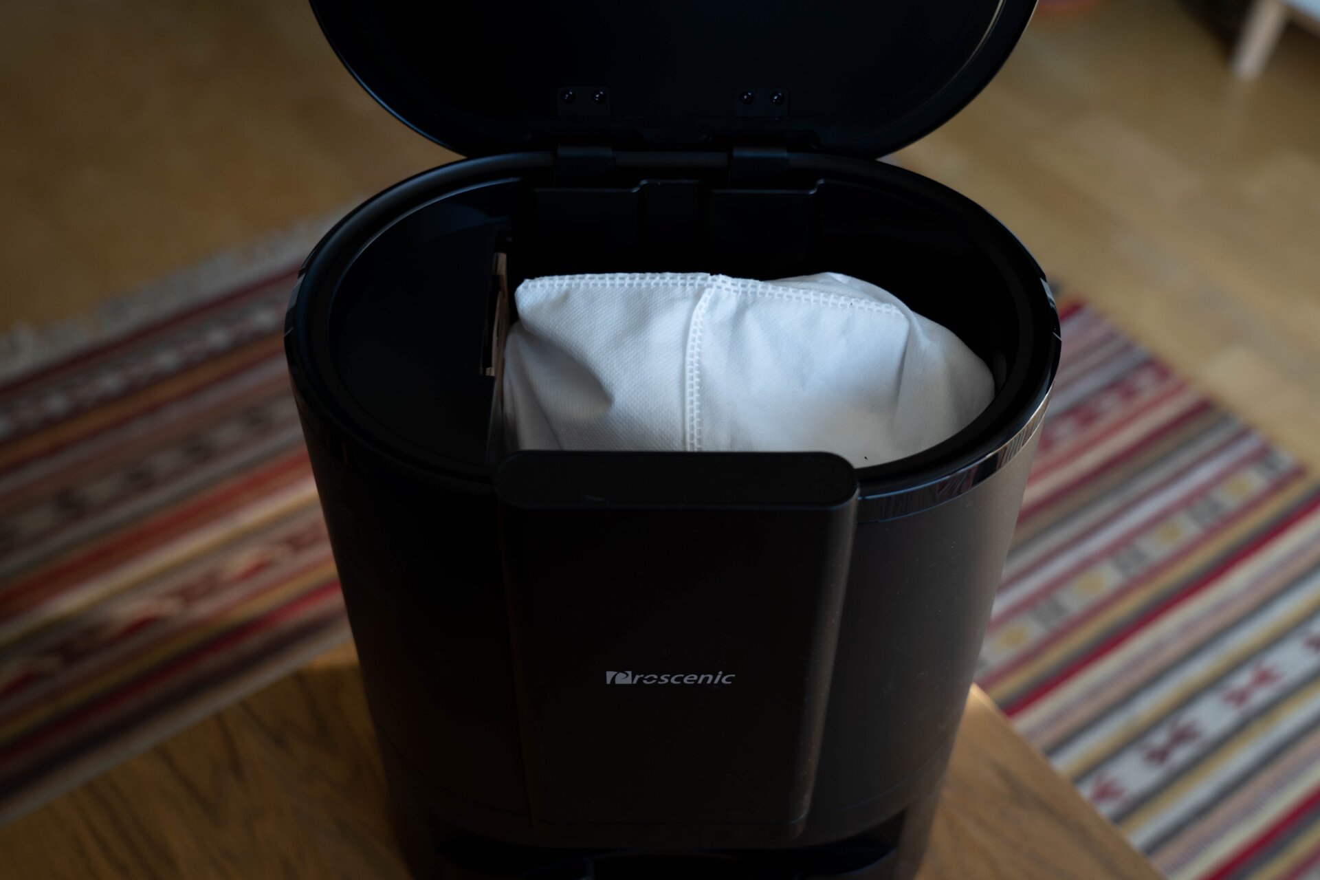 Cambiar la bolsa de la base del Proscenic M8 Pro es tan fácil como levantar una pestaña.