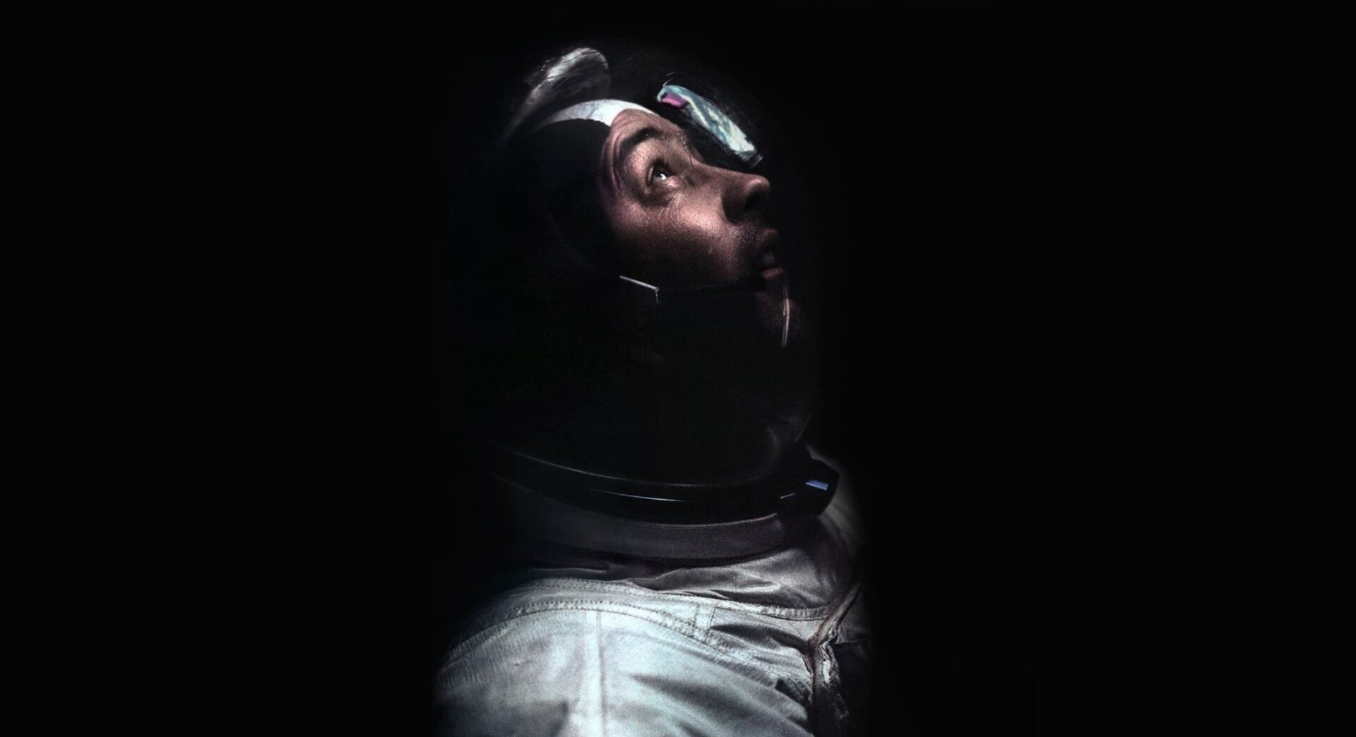 Una imagen restaurada digitalmente que muestra al astronauta del Apolo 9 Jim McDivitt con su equipo de vuelo completo. 