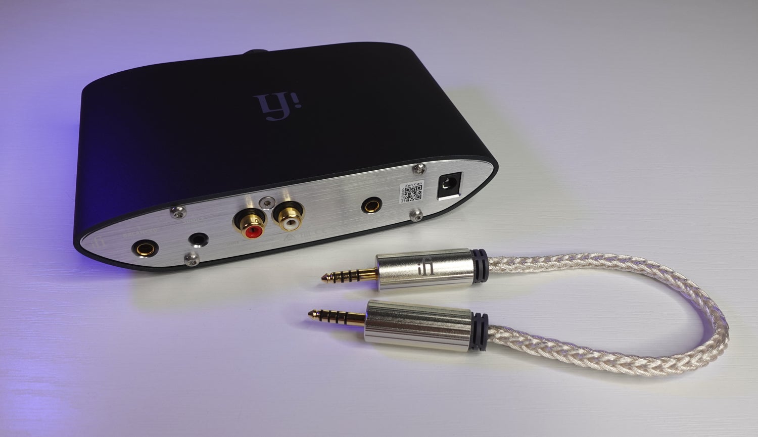 Parte trasera del Zen Can y el cable para conexión balanceada (4.4mm a 4.4mm) de iFi.