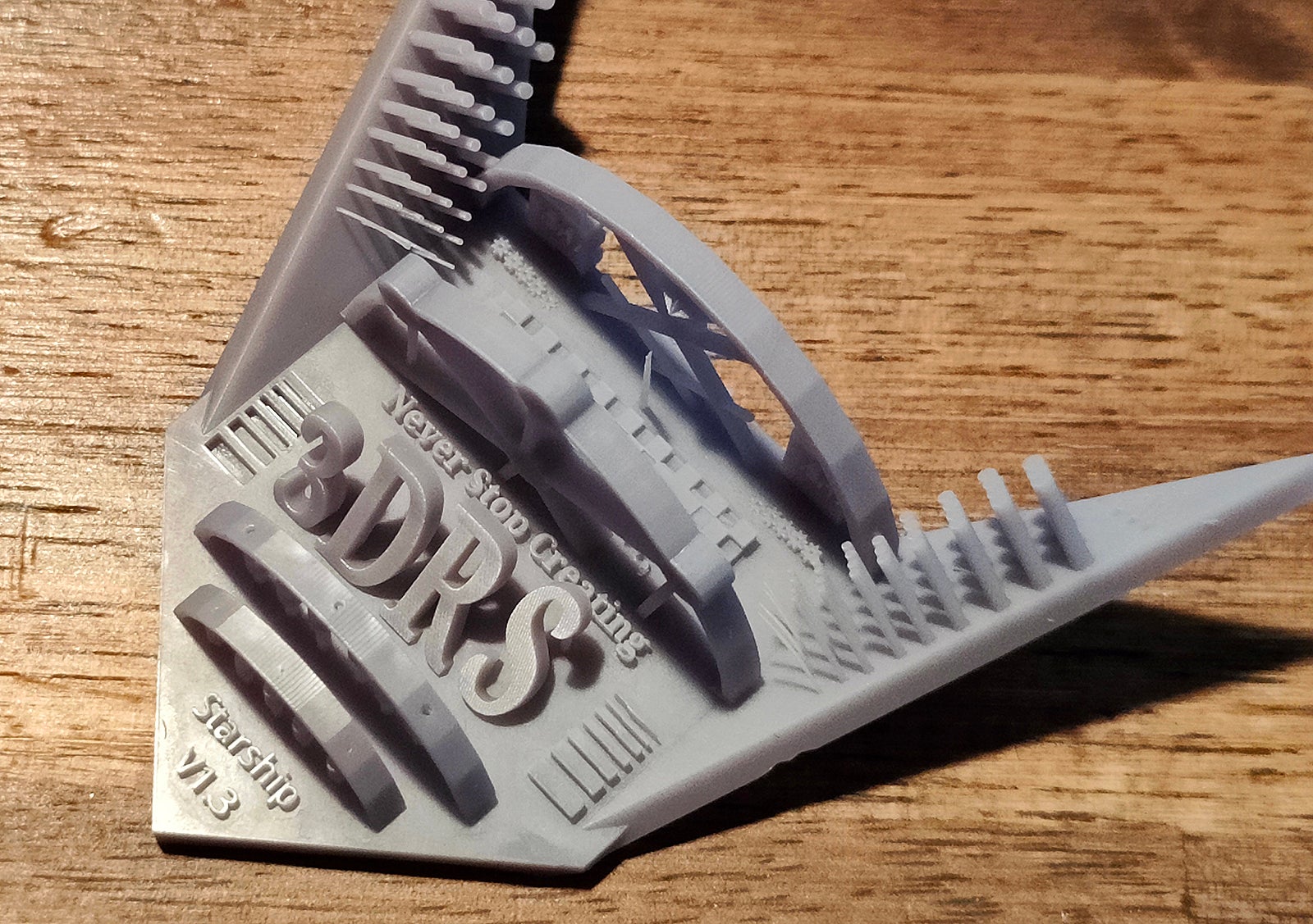 Las letras de abajo, por citar una referencia visual no tienen más de 1mm de alto y 0,2mm de espesor.