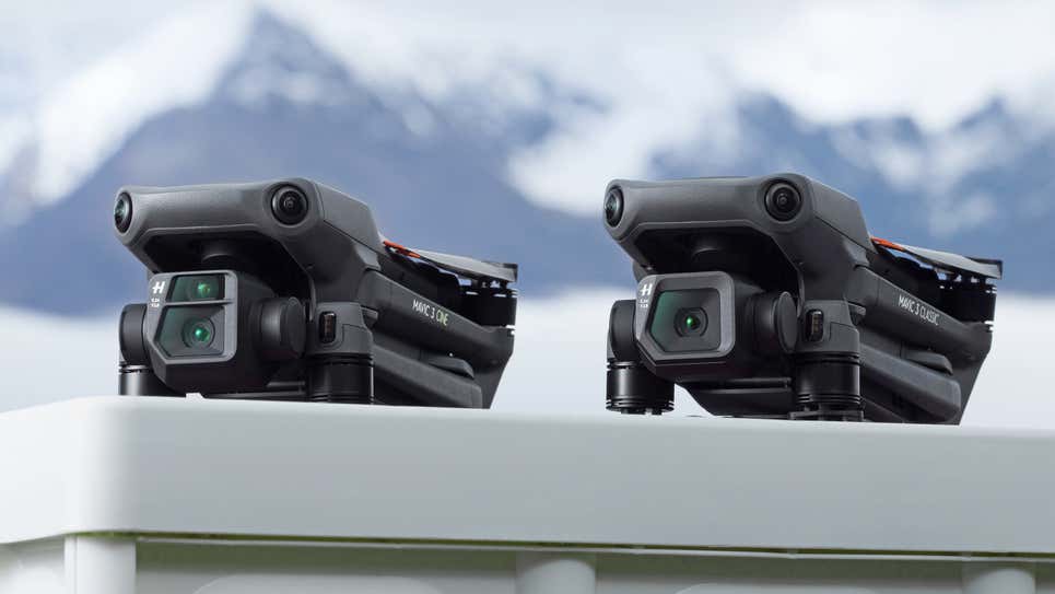 La única forma de diferenciar el DJI Mavic 3 Cine (izquierda) del nuevo DJI Mavic 3 Classic (derecha) es observando la lente o lentes frontales.