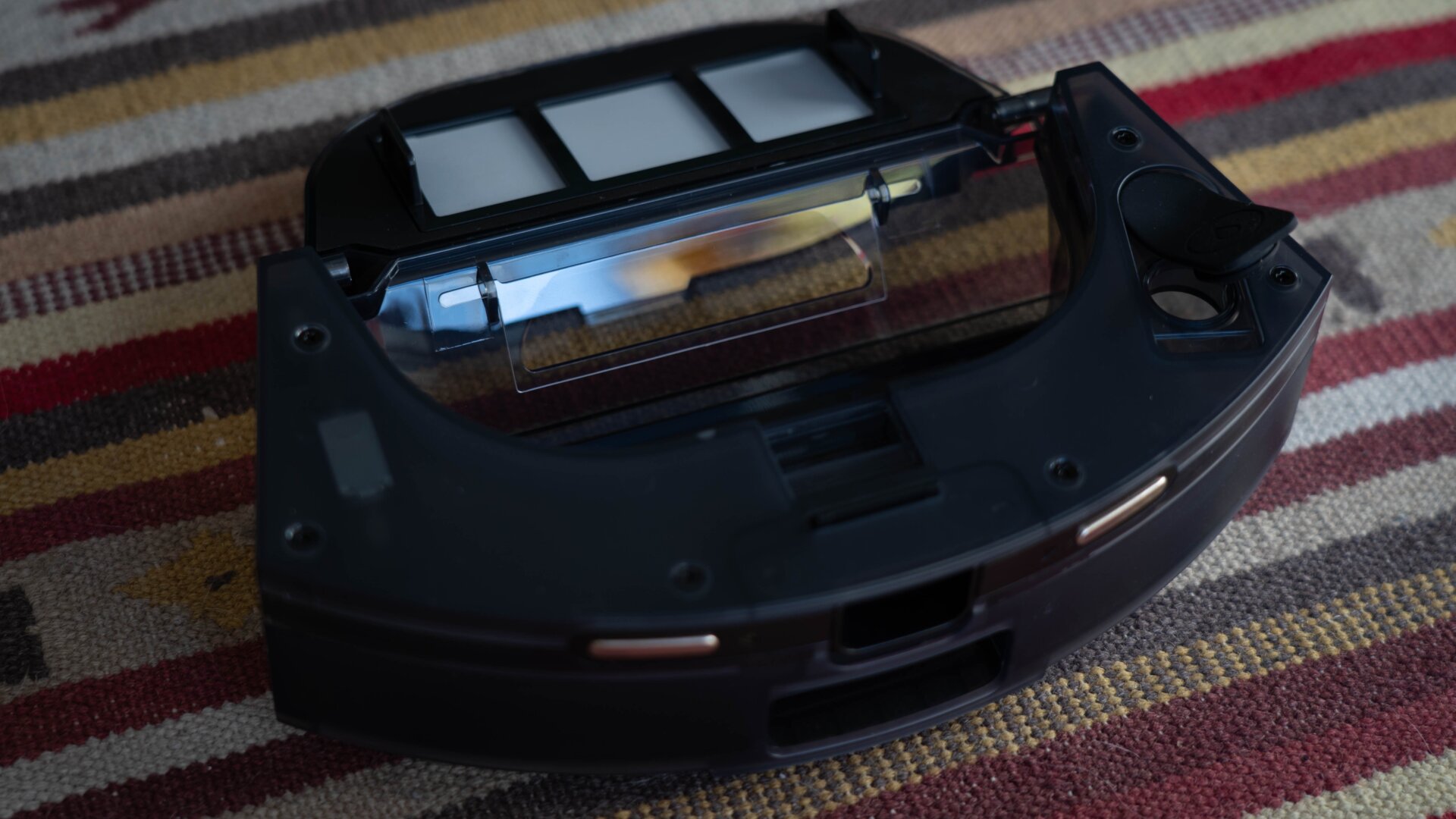 La pestaña de la derecha oculta el tanque para el agua, mientras que el depósito del centro es para la suciedad.