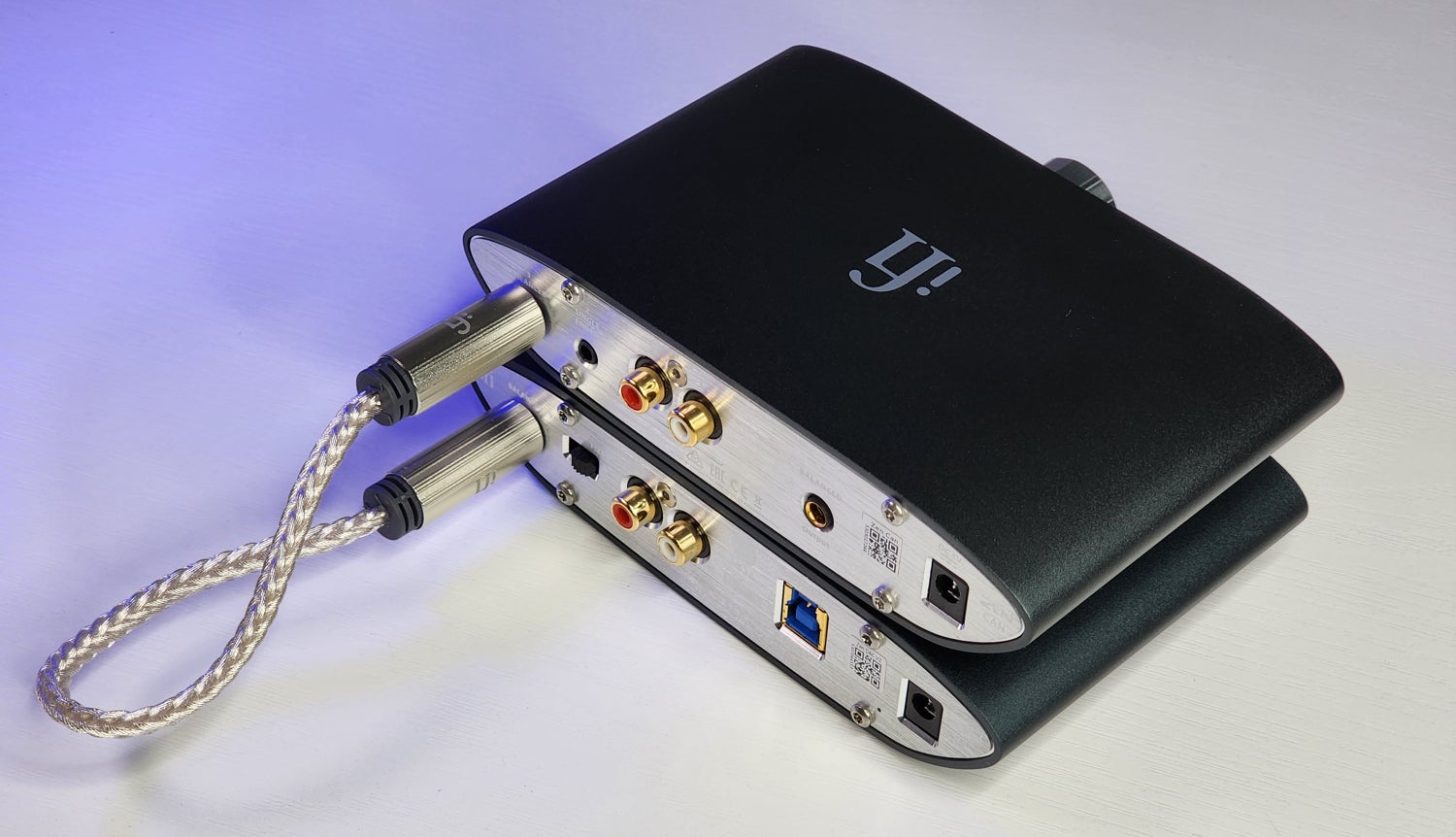 El Zen Can tiene tres entradas: RCA, Jack de 3.5mm y 4.4 mm Balanceada, la cual se está usando en la foto para conectar con el Zen Dac V2.