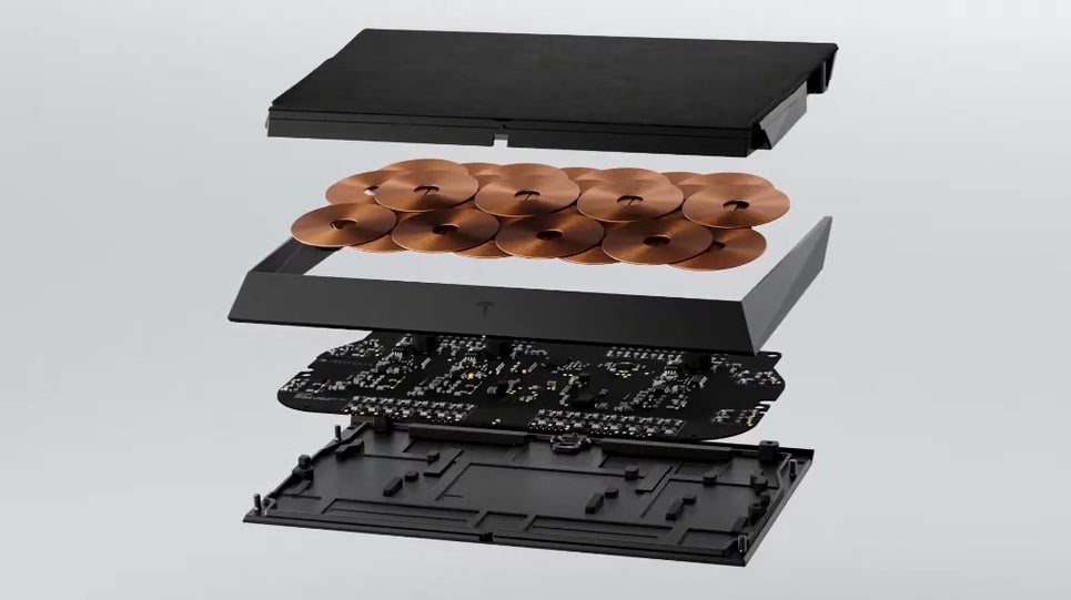 Una imagen del interior y los componentes de la base de carga de Tesla.