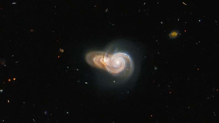Dos galaxias superpuestas observadas por el Telescopio Espacial Hubble