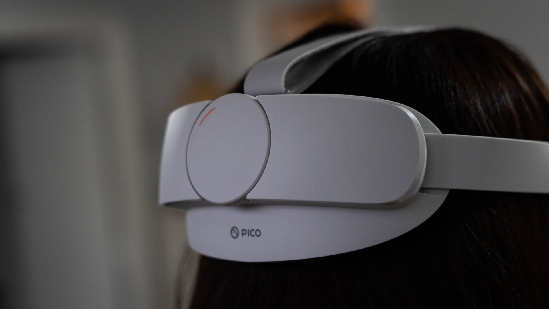 Esa pequeña rueda aprieta y afloja la diadema de sujección.