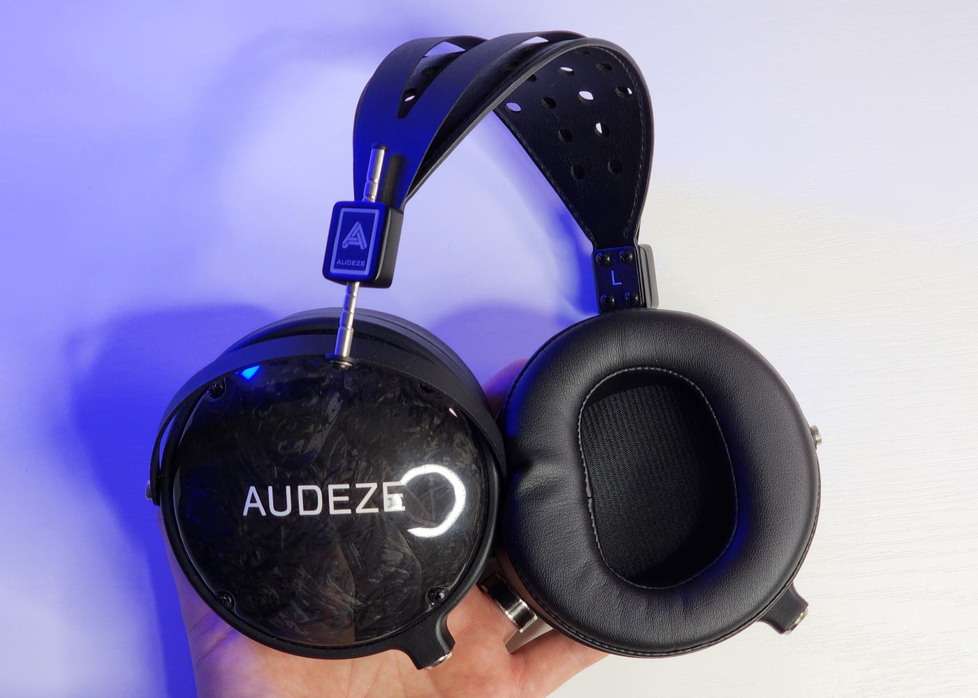 Las almohadillas son muy espaciosas y cómodas, además crean un buen sello, incluso usando lentes.