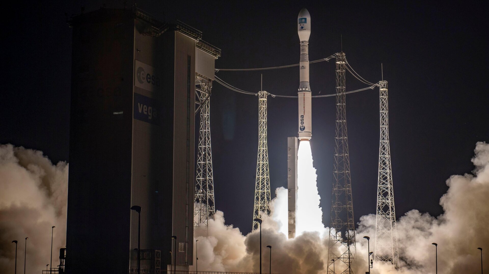 El cohete Vega-C despega de su plataforma de lanzamiento en la base espacial de Kourou, Guayana Francesa, el 21 de diciembre de 2022