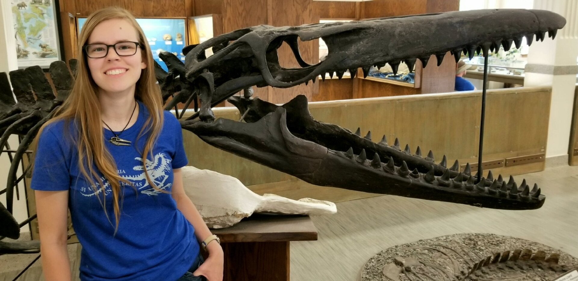 Amelia Zietlow, junto a un fósil de Mosasaurus en el Museo de Minas y Tecnología de Rapid City, Dakota del Sur.