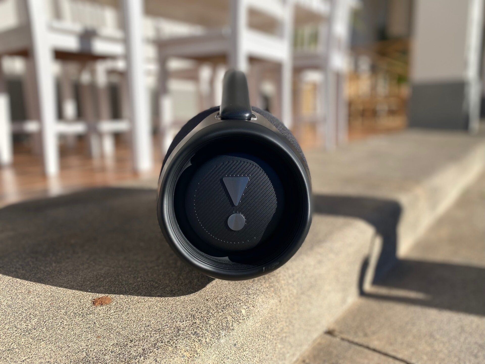 Lateral desde donde salen unos graves muy gordos