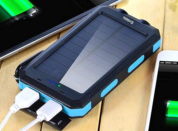 Cargador de teléfono con energía solar para cortes de energía prolongados. 