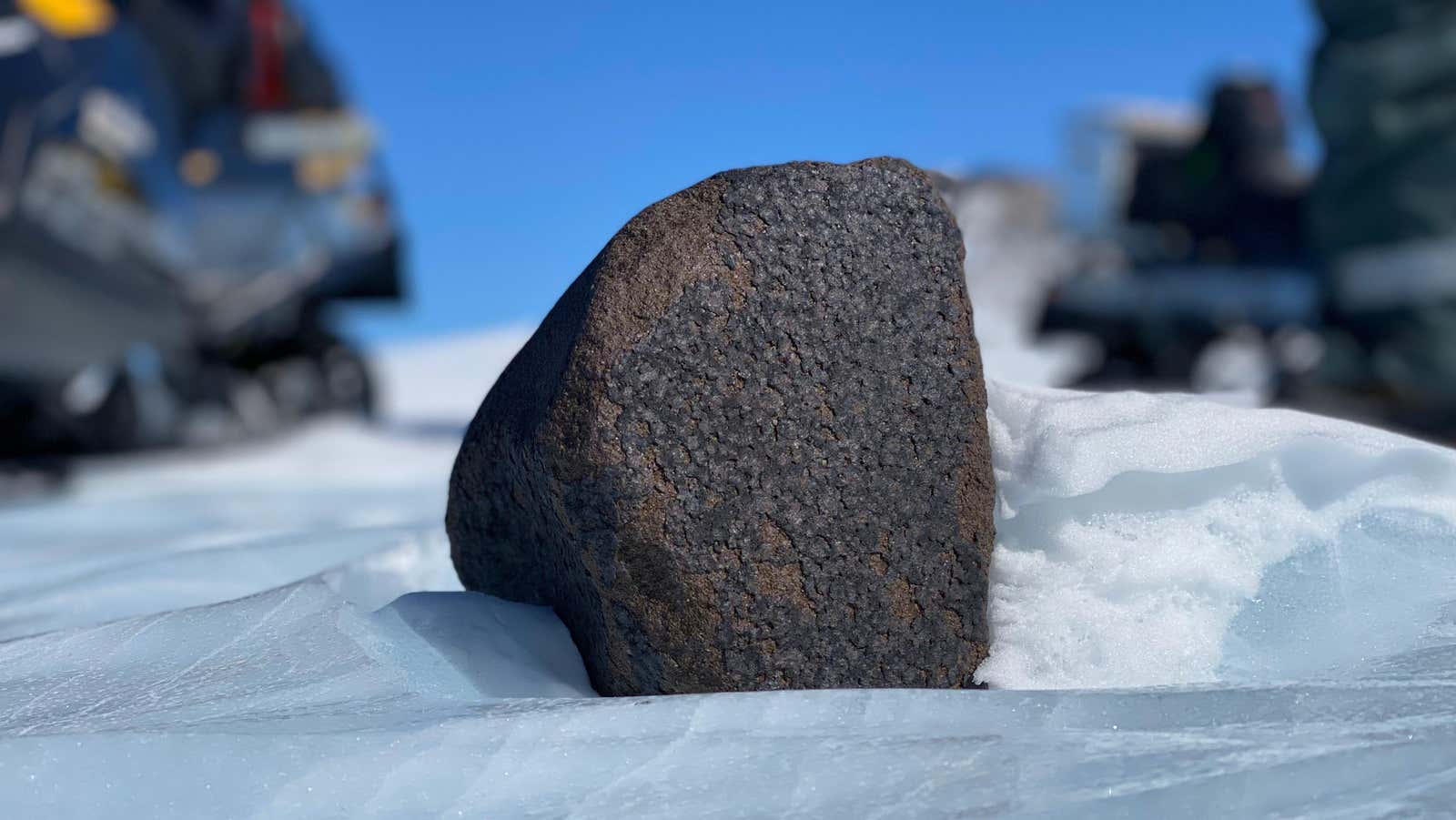 El meteorito de 16,7 libras (7,6 kilogramos) se encontró sobre la superficie del desierto antártico, donde su composición negra contrastaba con la nieve