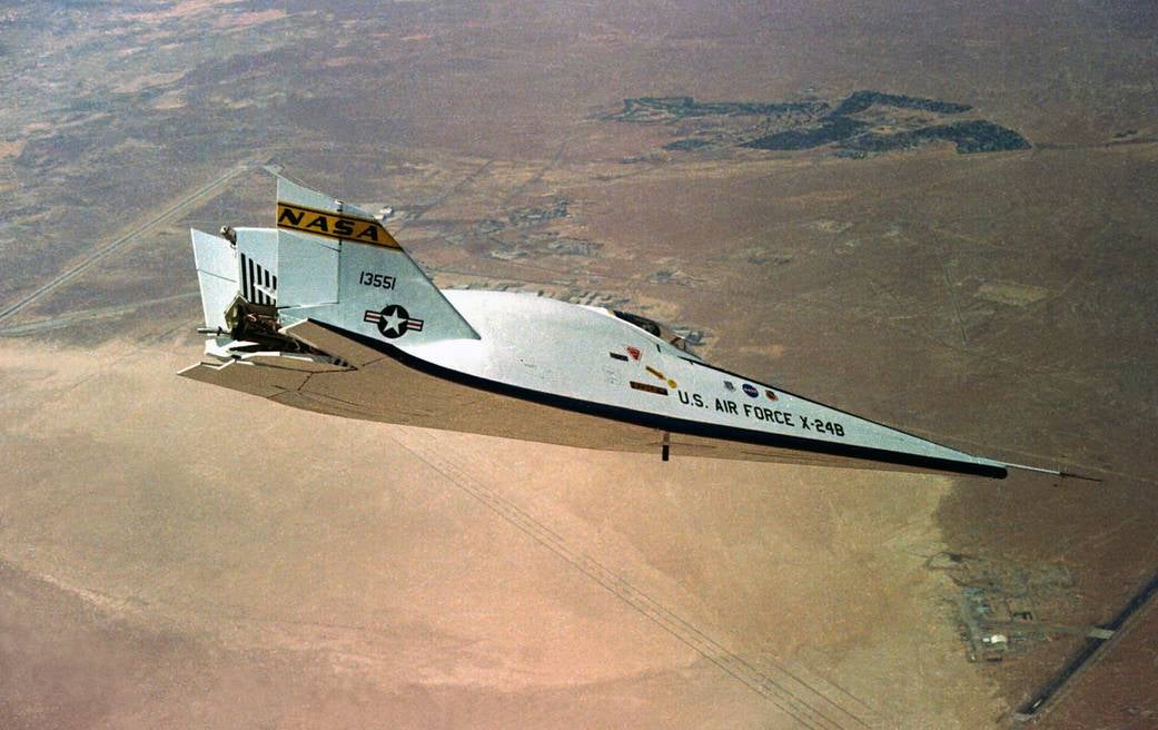 El X-24B en vuelo sobre el Centro de Investigación de Vuelo Dryden de la NASA en 1975.