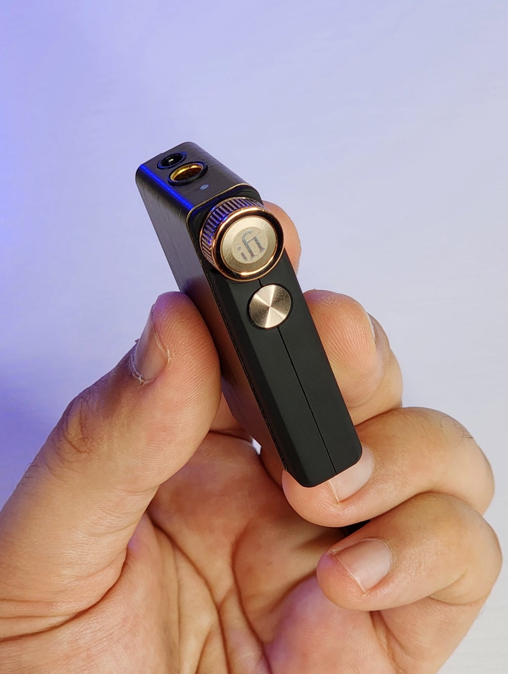 En la imagen se pueden ver los puertos para auriculares (3,4mm y 4,4mm), la perilla de volumen con un botón en el centro (donde dice iFi) y el botón para activar XBass y XSpace.