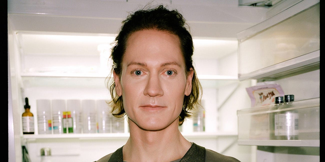 Johnson contrató a un equipo de profesionales médicos para ayudarlo a “tener el cerebro, el corazón, los pulmones, el hígado, los riñones, los tendones, los dientes, la piel, el cabello, la vejiga, el pene y el recto de alguien de 18 -años de edad”